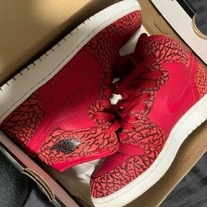 SOLD Air Jordan 1 Retro Big Kids Grade School 4.5Y Elephant Skin High Top